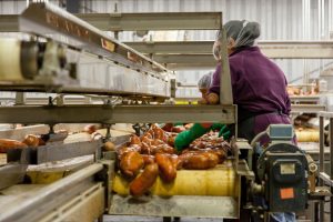 Lavoratori alimentare pexels-mark-stebnicki-2889093
