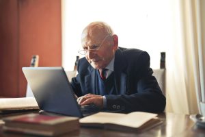 pensionato impiegato anziano-3823494